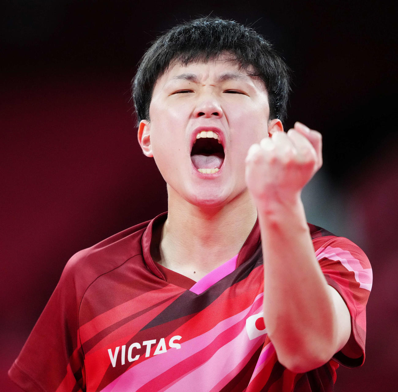 日本対ドイツ　第2試合の第4ゲーム、ポイントを奪いガッツポーズを見せる張本（撮影・江口和貴）