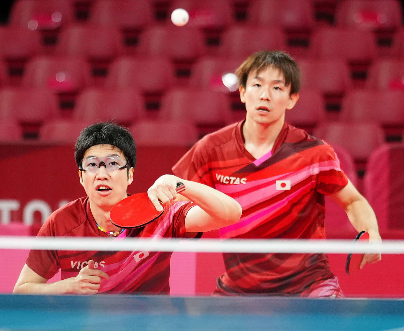 卓球男子団体準決勝　日本対ドイツ　第1試合に臨む水谷（左）と丹羽（撮影・江口和貴）