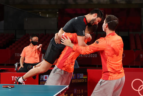 五輪卓球男子団体準決勝　日本－ドイツ　喜ぶドイツの選手たち（ロイター）