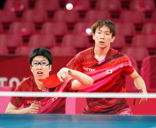 卓球男子団体準決勝　日本対ドイツ　第1試合に臨む水谷（左）と丹羽（撮影・江口和貴）