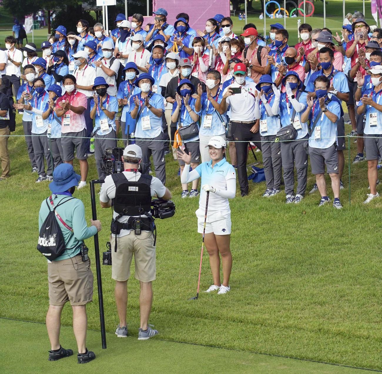 第1ラウンド、スタート前の選手紹介で手を振る稲見萌寧（共同）
