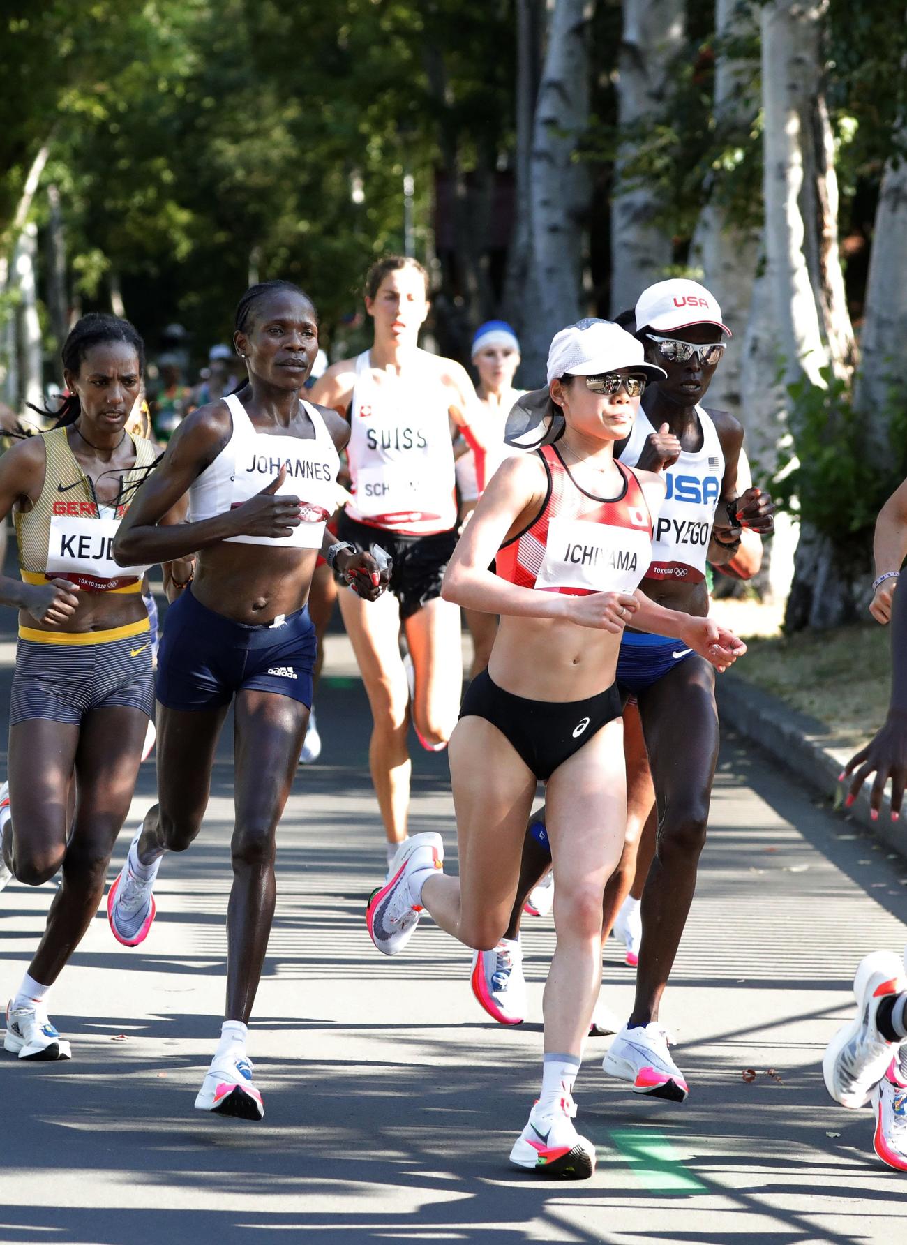 レース中盤、北海道大構内を力走する一山麻緒（右手前）（共同）