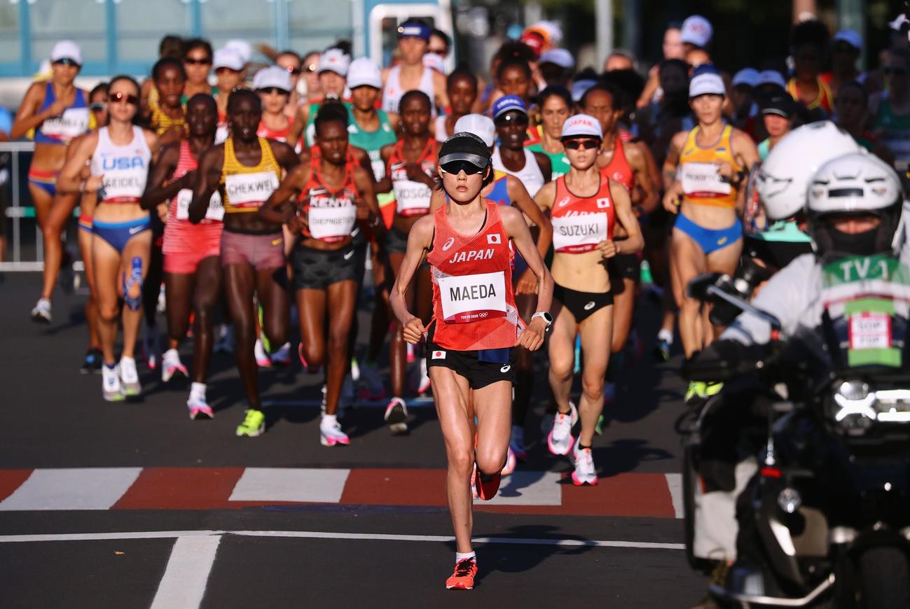 序盤、集団の先頭を走る前田（中央）（ロイター）