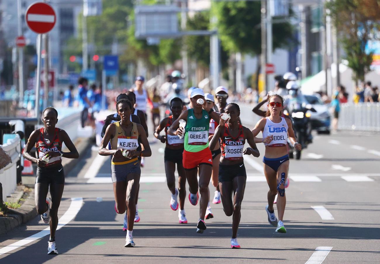 中盤の先頭集団（ロイター）