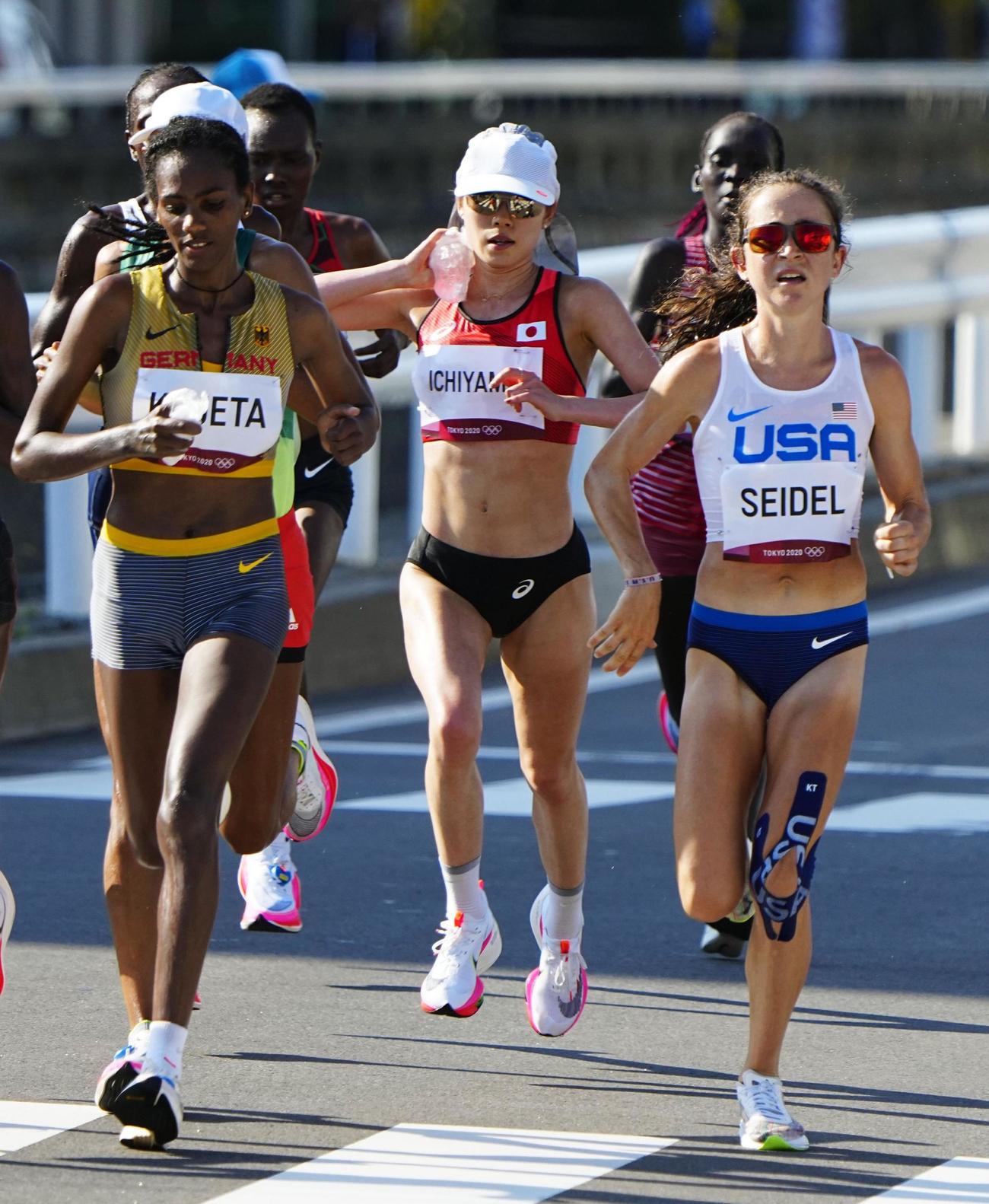 レース中盤、首元を冷やしながら力走する一山麻緒（中央）（共同）