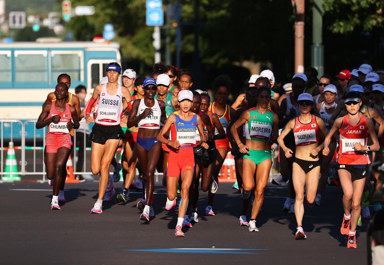 先頭を走る前田（右）。その後方に鈴木（ロイター）