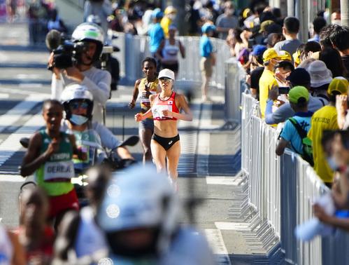 34キロ付近、先頭集団から引き離される一山麻緒（中央）（共同）