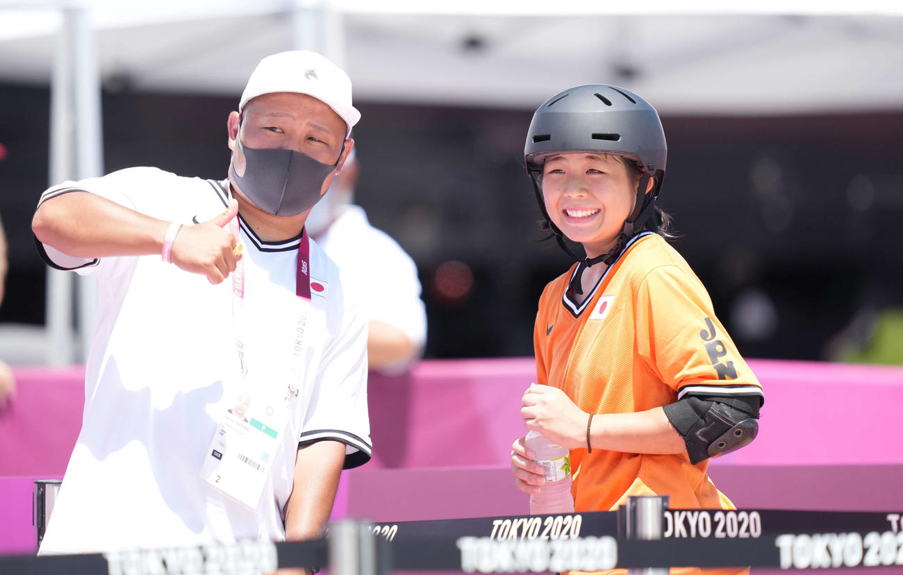 スケートボード　女子パーク予選　3本目の滑りを終え笑顔の岡本（右）（撮影・鈴木みどり）