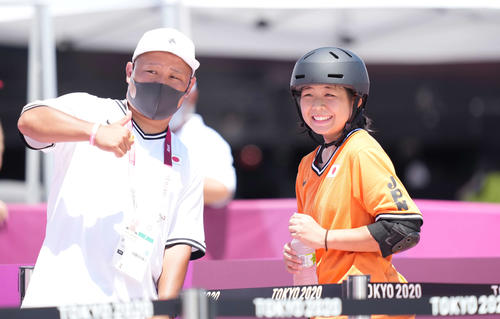 スケートボード　女子パーク予選　3本目の滑りを終え笑顔の岡本（右）（撮影・鈴木みどり）
