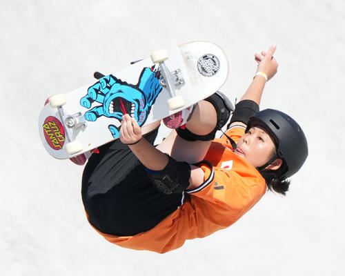 スケートボード・女子パーク決勝で3本目の演技をする岡本
