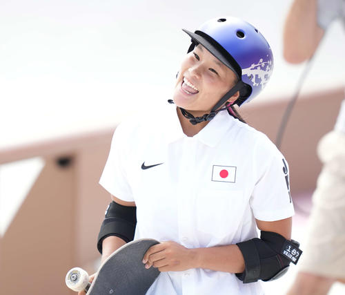 スケートボード女子パーク予選　3本目の滑りを終え笑顔の四十住（撮影・鈴木みどり）