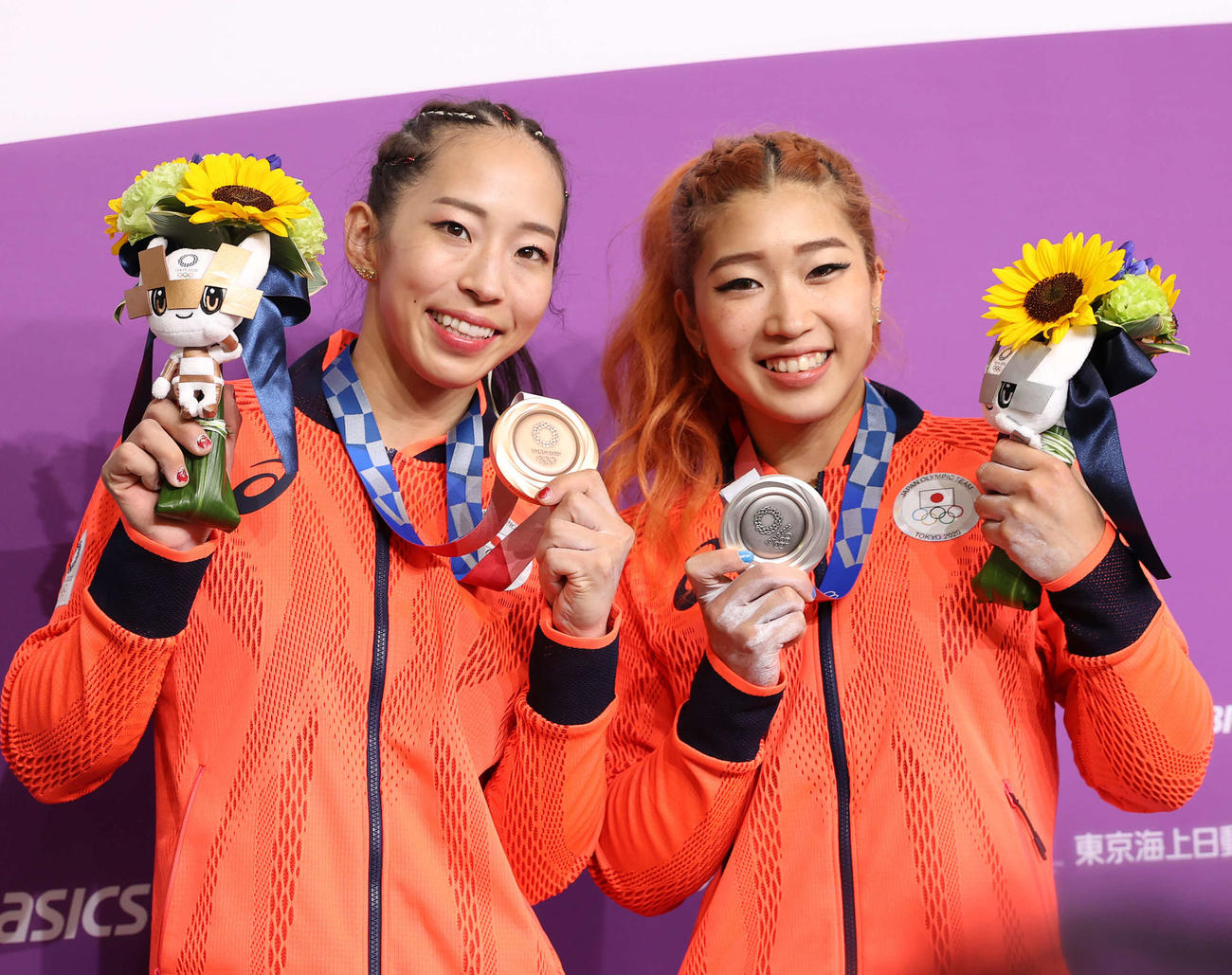 スポーツクライミング女子複合で銀メダルの野中（右）と銅メダルの野口は笑顔で記念撮影に納まる（撮影・河野匠）