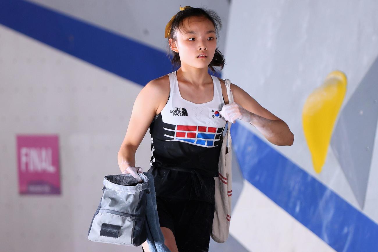 スポーツクライミング女子複合決勝　韓国の徐採鉉（ロイター）