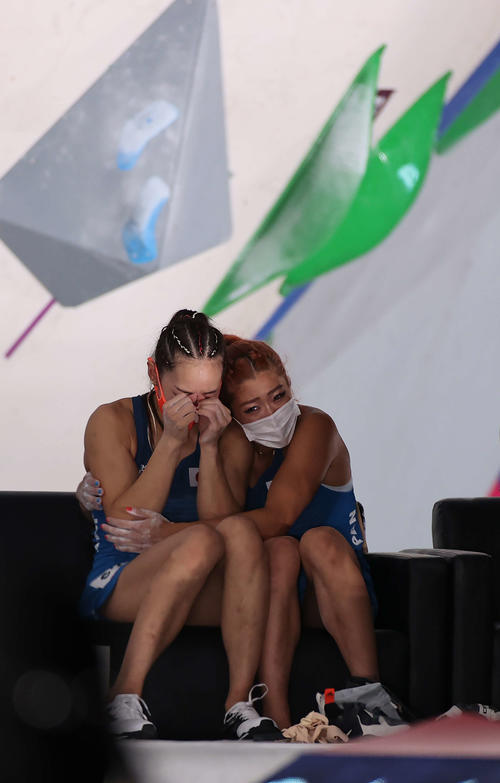 スポーツクライミング女子複合決勝　最終競技者を待つ間、涙を見せる野口（左）と野中（撮影・河野匠）