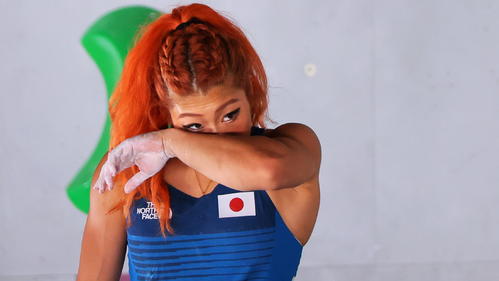 スポーツクライミング女子複合予選　ボルダリングで汗をぬぐう野中生萌（ロイター）