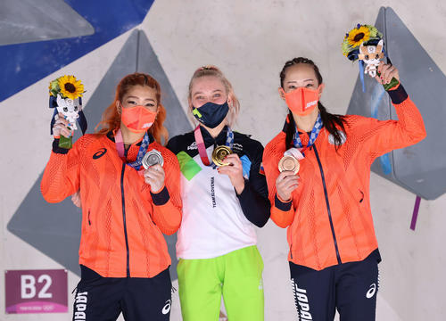 スポーツクライミング女子複合の表彰式を終え記念撮影する、左から野中、ガルンブレト、野口（撮影・河野匠）