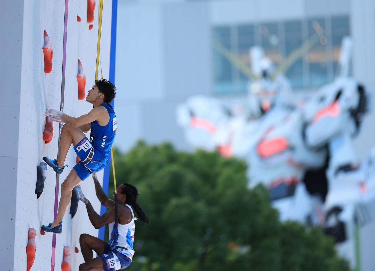 スポーツクライミング男子複合決勝、スピード2本目のレースで先行する楢崎（撮影・河野匠）