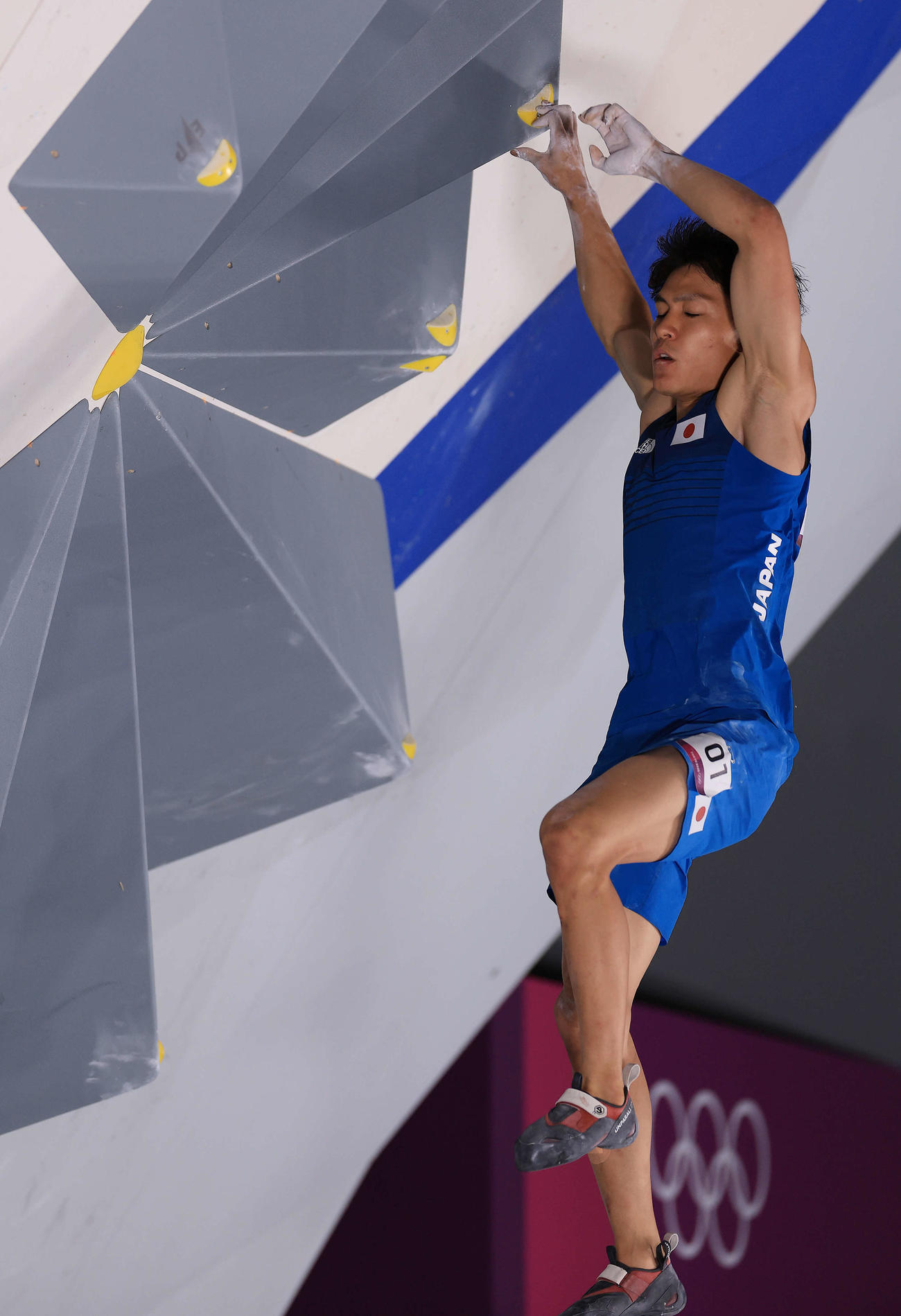 スポーツクライミング男子複合決勝、ボルダリングの第3課題でホールドをつかみきれず落下する楢崎（撮影・河野匠）
