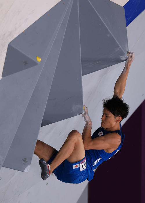 スポーツクライミング男子複合決勝、ボルダリングの第3課題に取り組む楢崎（撮影・河野匠）