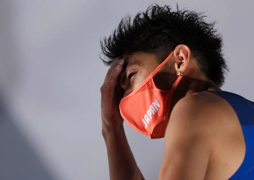 スポーツクライミング男子複合決勝、メダルを逃し頭を抱える楢崎（撮影・河野匠）