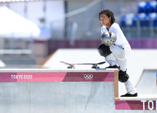 スケートボードパーク男子予選、3本目の演技を前にストレッチする平野（撮影・河野匠）