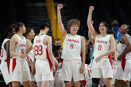 勝利し喜ぶ日本（AP）
