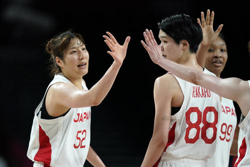 シュートを決め喜ぶ宮澤ら（AP）