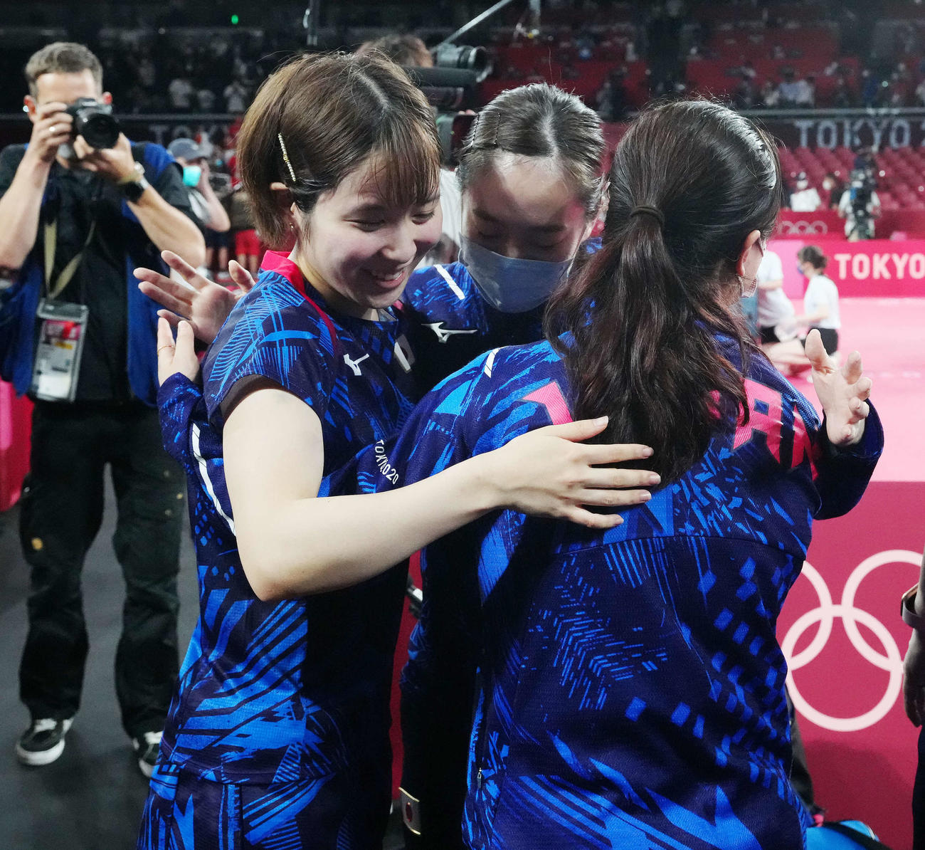 日本対中国　試合後、互いをねぎらう、左から平野、石川、伊藤（撮影・江口和貴）
