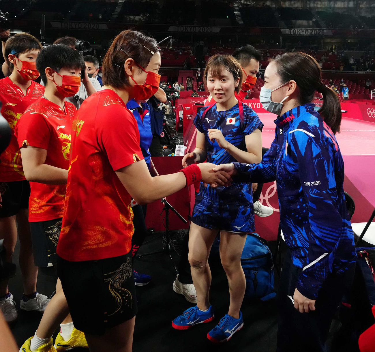 日本対中国　試合後、中国の選手たちと握手をかわす石川（右端）と平野（撮影・江口和貴）