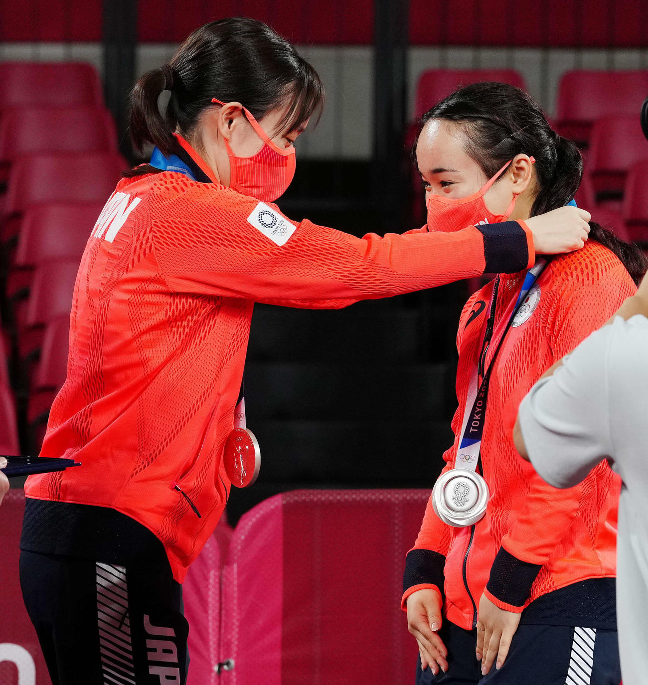卓球女子団体の表彰式で銀メダルを石川（左）からかけてもらう伊藤（撮影・江口和貴）