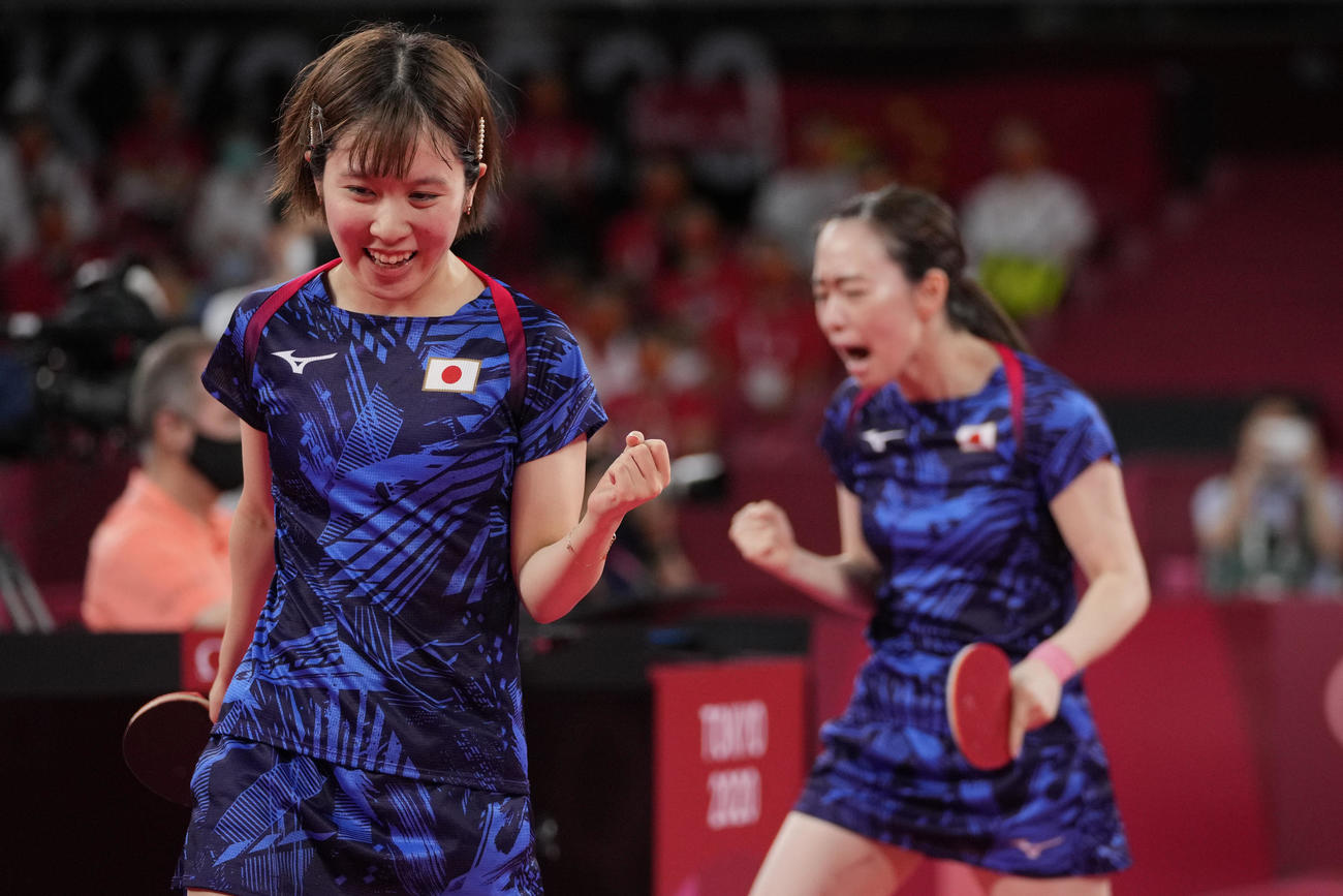 卓球女子団体決勝　日本－中国　第1試合　平野美宇と石川佳純（AP）