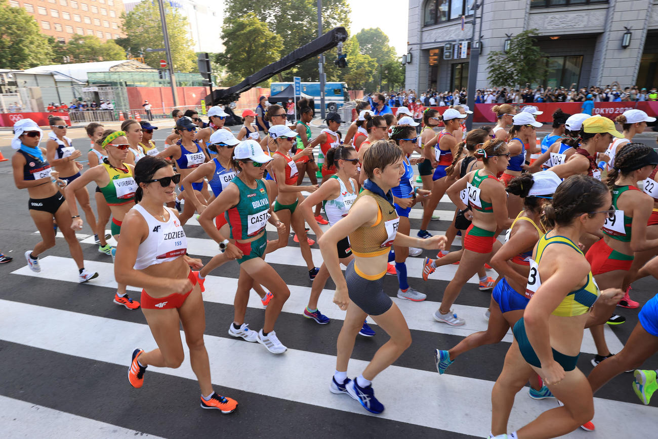 女子20キロ競歩　一斉にスタートする選手たち（代表撮影）