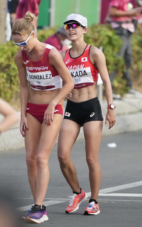 女子20 キロ 競歩　ゴールした岡田久美子（共同）