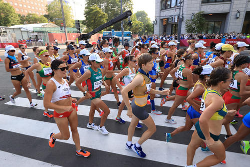 女子20キロ競歩　一斉にスタートする選手たち（代表撮影）