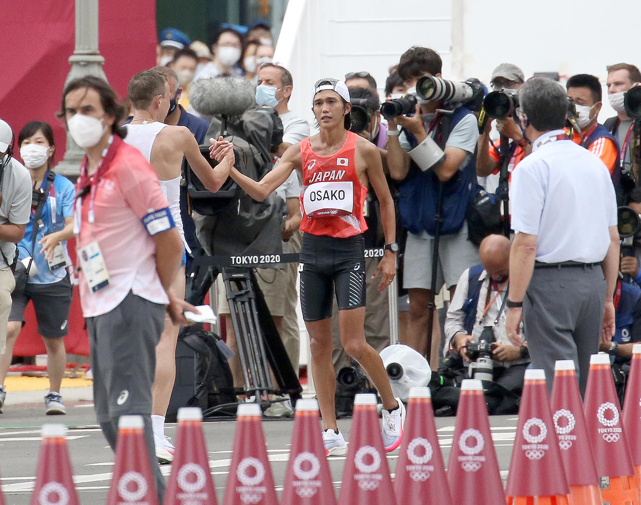 6位入賞し他の選手たちとたたえ合う大迫（中央）（撮影・佐藤翔太）