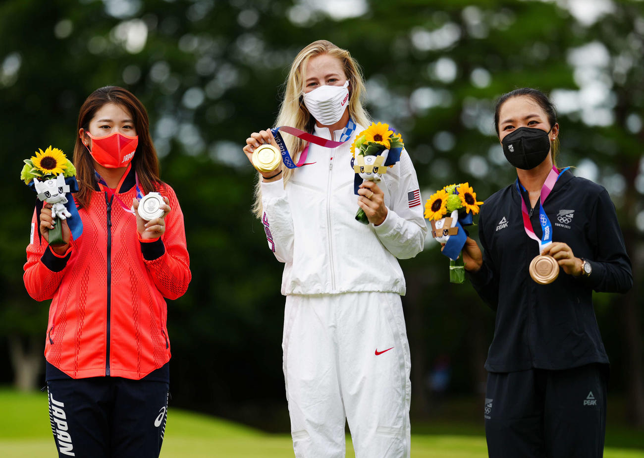 表彰式後、メダルを手にする、左から2位の稲見、優勝のコルダ、3位のコ（撮影・江口和貴）