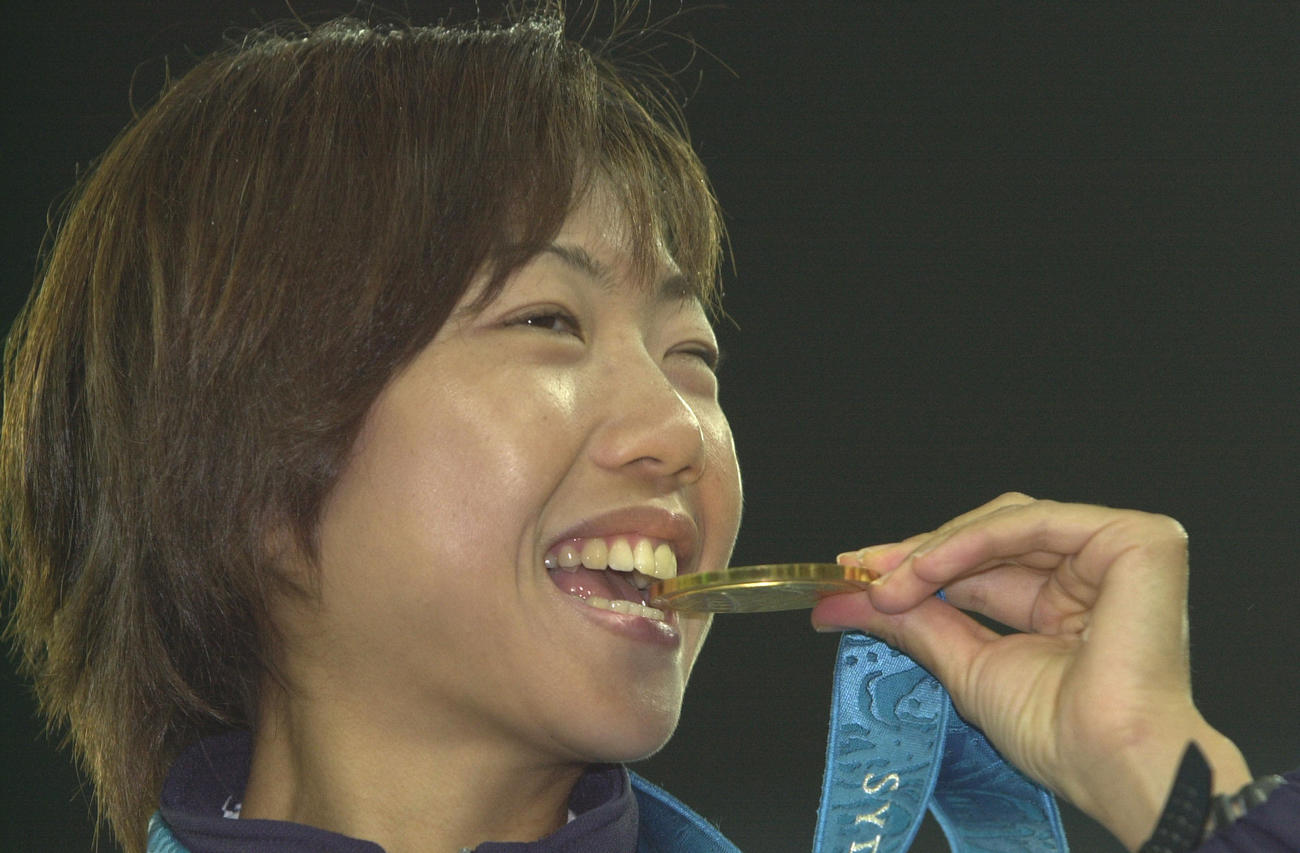 女子マラソン表彰式のあと金メダルにかぶりつく高橋尚子（2000年9月24日撮影）