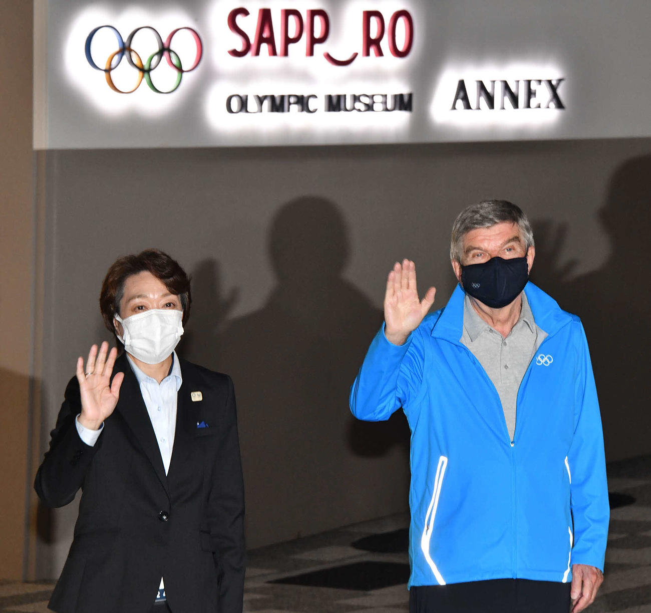 ｉｏｃバッハ会長 札幌オリンピックミュージアム視察 原田雅彦氏らと談笑 東京オリンピック2020 日刊スポーツ