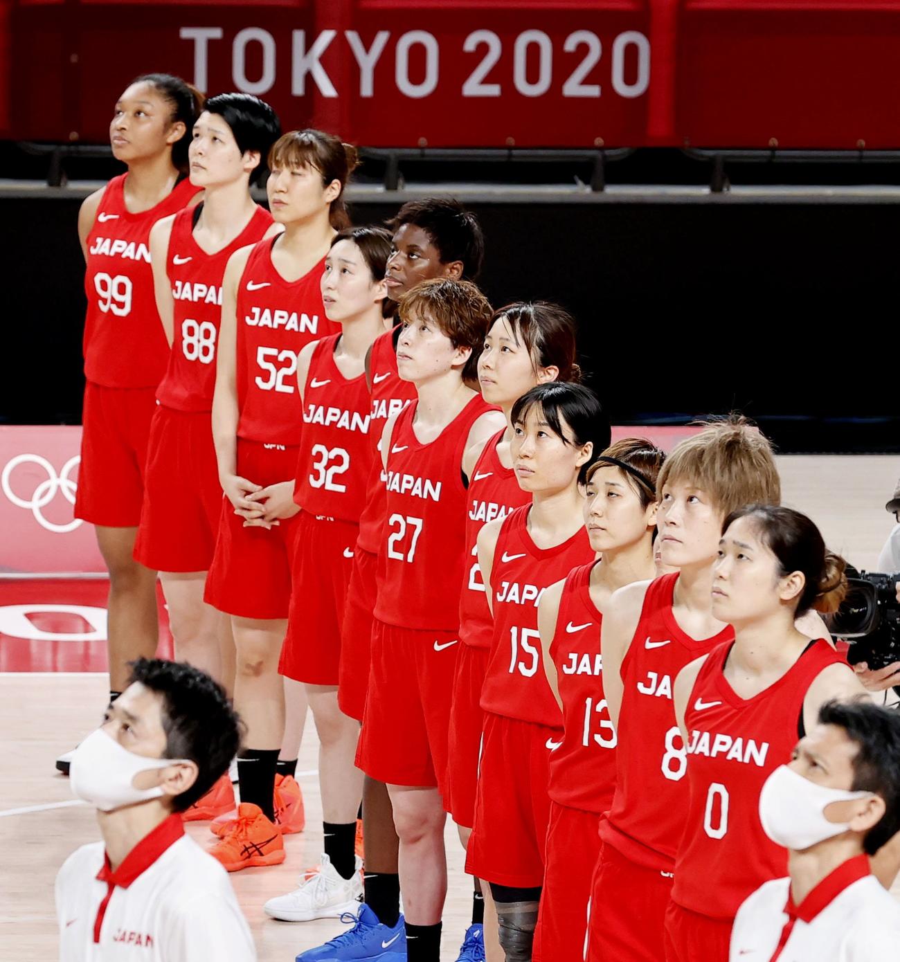 決勝の米国戦に臨む日本の選手ら（共同）