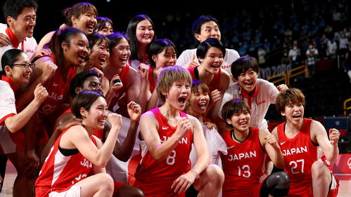 銀メダルを獲得し喜ぶ日本の選手（ロイター）