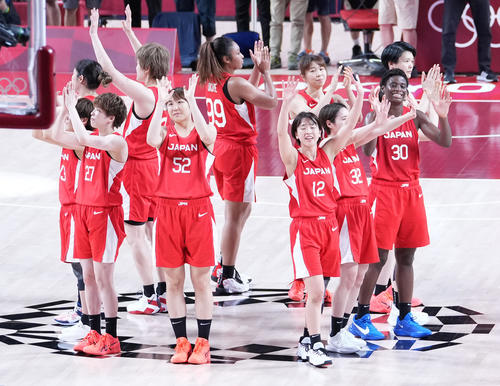 女子バスケットボール決勝　米国に敗れるも銀メダルを獲得しスタンドにあいさつする日本代表の選手