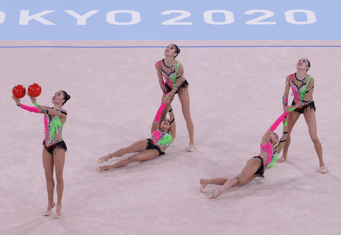 新体操団体決勝、ボールの演技で「くるりんぱ」を披露する日本チーム（撮影・河野匠）