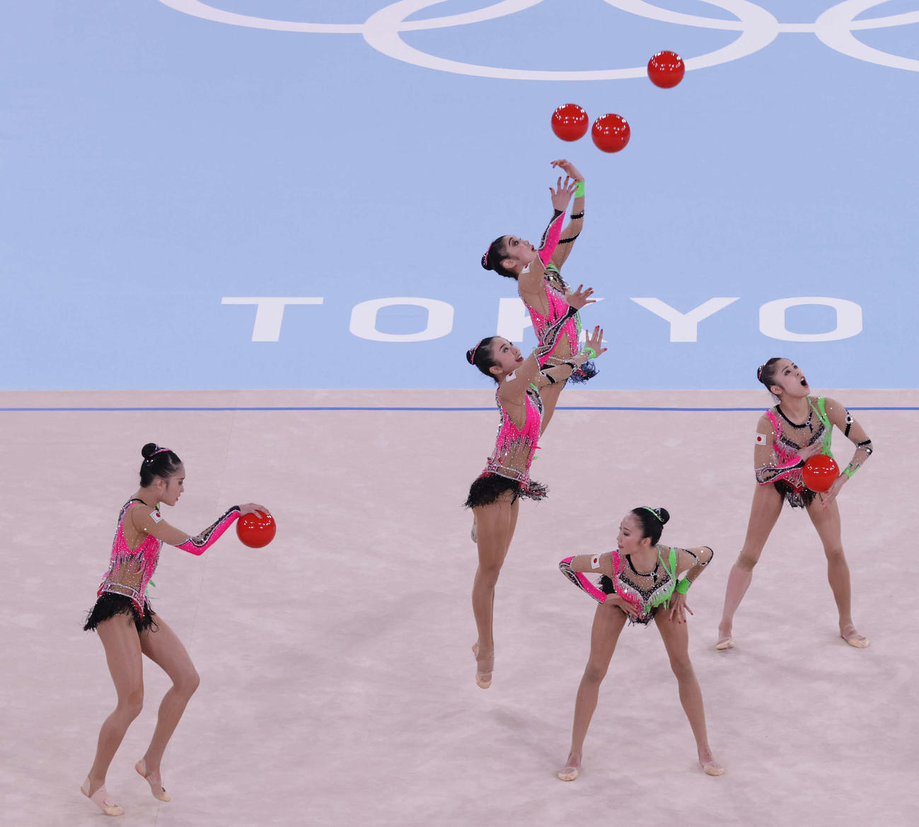 新体操団体決勝、ボールの演技を披露する日本チーム（撮影・河野匠）