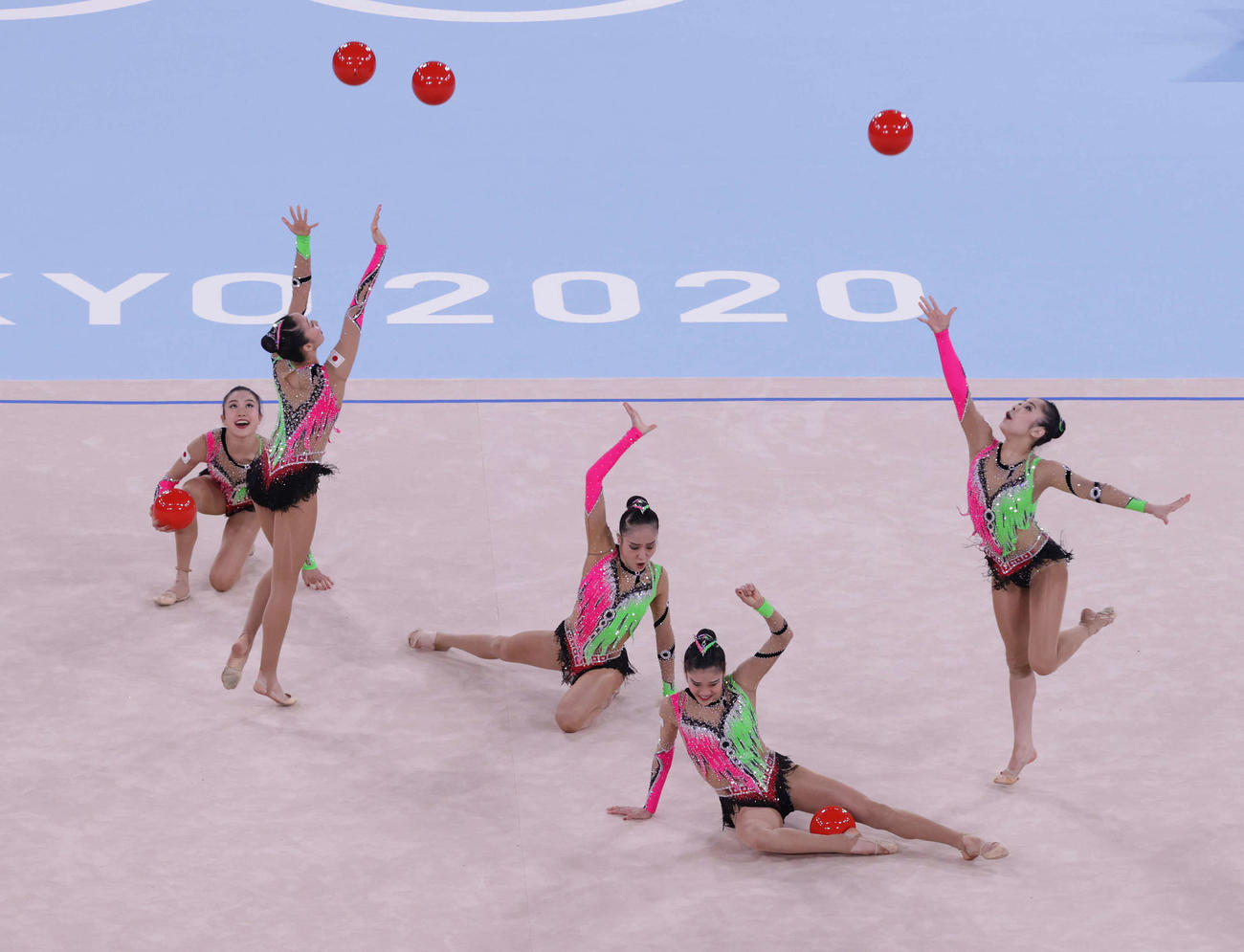 新体操団体決勝、ボールの演技を披露する日本チーム（撮影・河野匠）