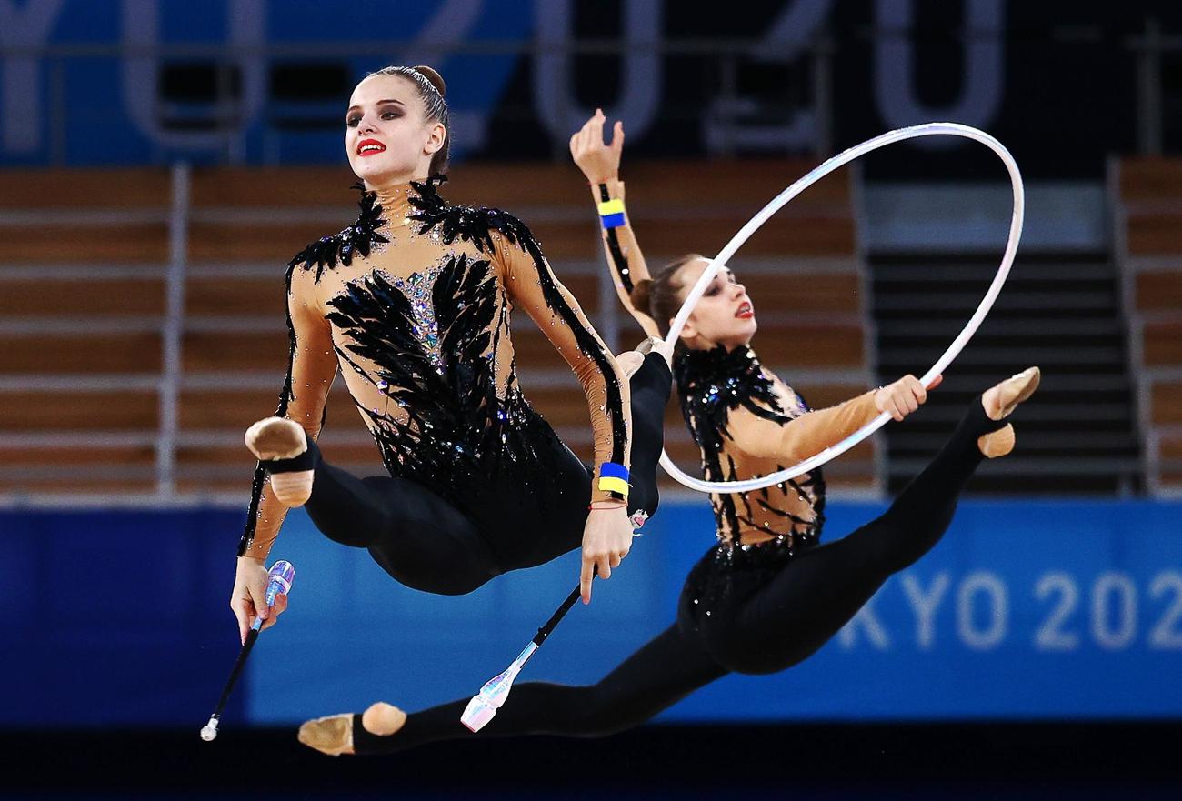 新体操団体決勝、フープ・クラブの演技を行うウクライナ代表（ロイター）
