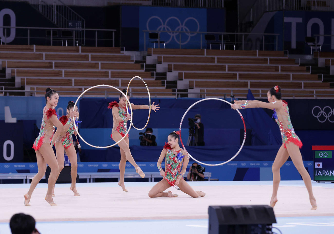 新体操団体決勝、フープ・クラブの演技を披露する日本代表（撮影・河野匠）