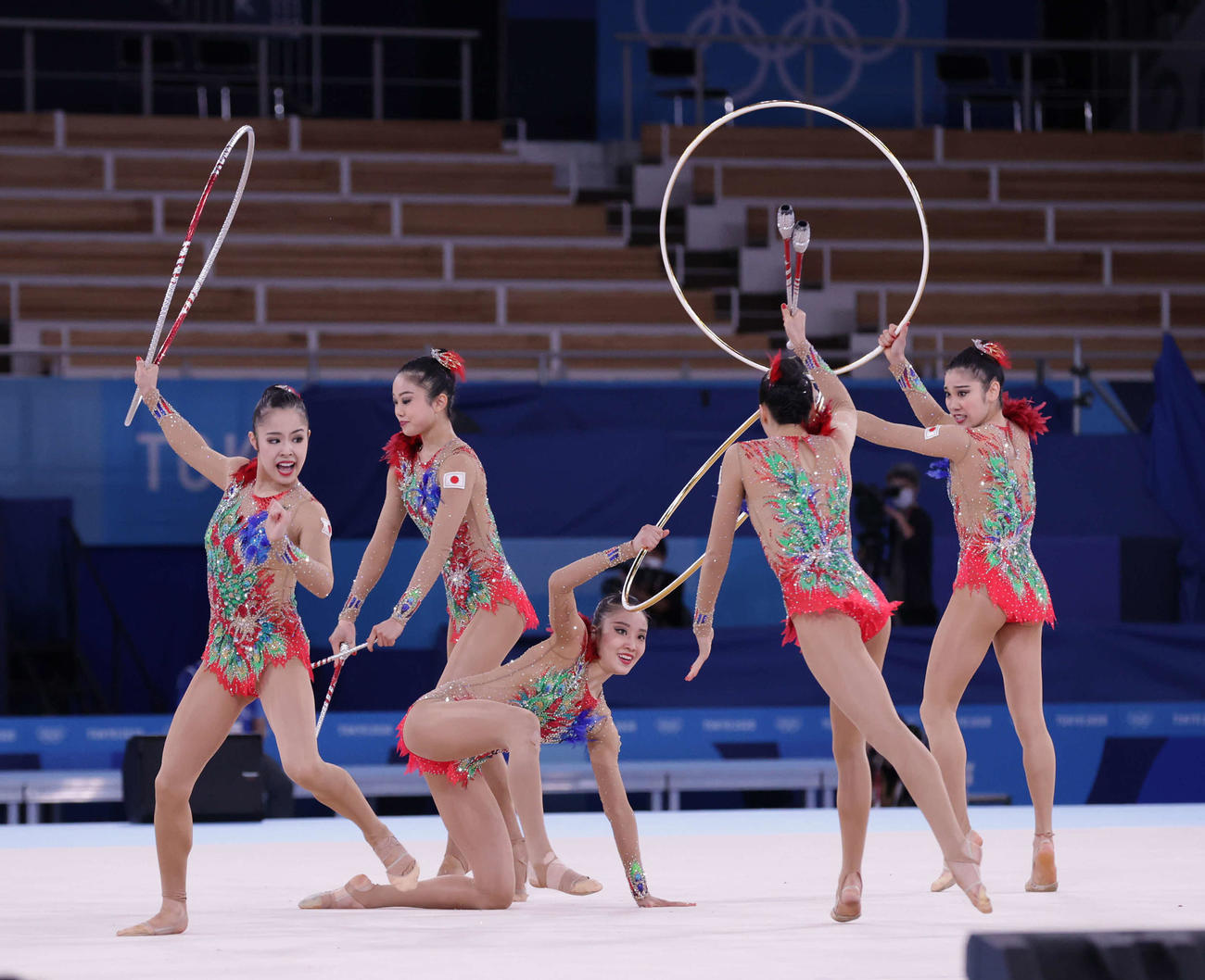 新体操団体決勝、フープ・クラブの演技を披露する日本代表（撮影・河野匠）