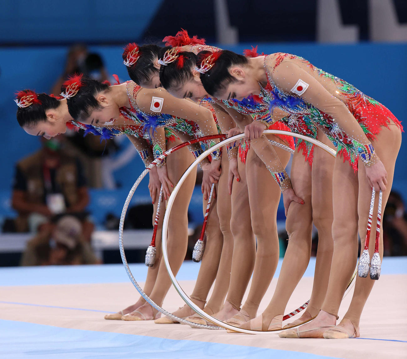 新体操団体決勝、フープ・クラブの演技を終え、深々と頭を下げる日本代表（撮影・河野匠）