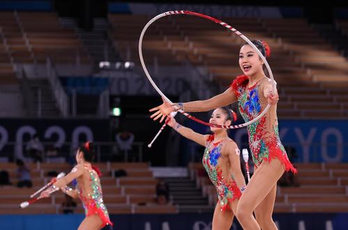 新体操団体決勝、フープ・クラブの演技を行う日本代表（ロイター）