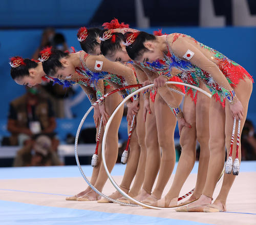 新体操団体決勝、フープ・クラブの演技を終え、深々と頭を下げる日本代表（撮影・河野匠）